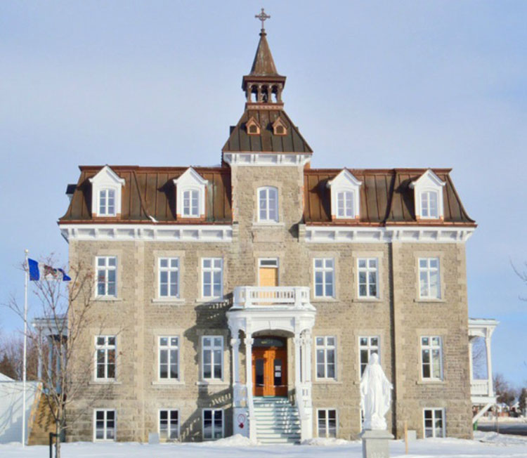 Interventie moderna la cladirea manastirii Saint Rochdel'Achigan