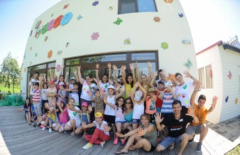 Saint-Gobain continuă să investească în proiecte de responsabilitate socială pentru comunitățile defavorizate, alături de Habitat for Humanity Romania și MagiCamp