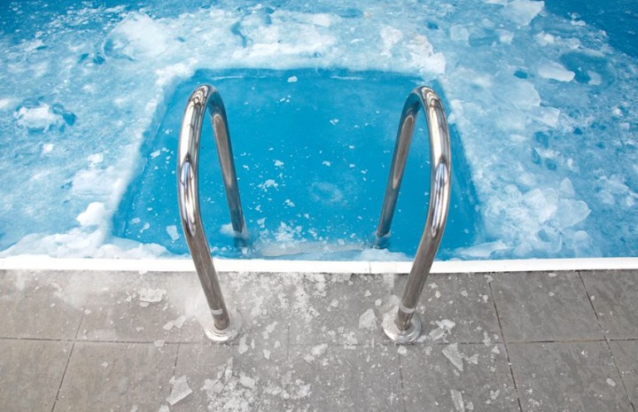 Cât încă nu e prea târziu: ți-ai pregătit piscina exterioară pentru iernat?