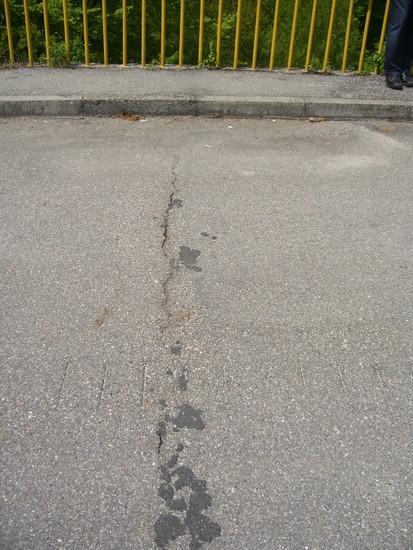 5. Crapaturi in asfalt in zona rost culee Curtea de Arges Reparatii Viaduct Valea lui Stan