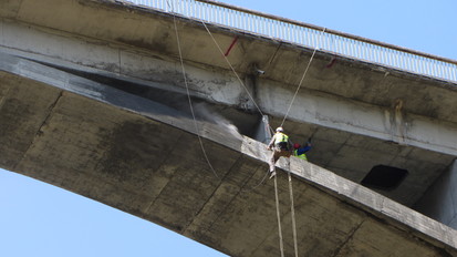24. Curatarea betonului cu apa de inalta presiune Reparatii Viaduct Valea lui Stan