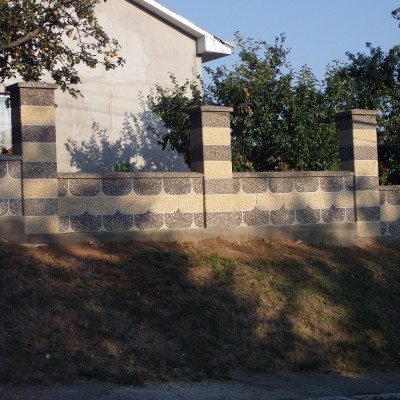 Prefabet Gard din beton spalat - vazut de aproape - Garduri modulare din beton pentru curte