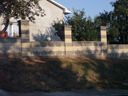 Gard din beton spalat - vazut de aproape Spalat Gard modular din beton