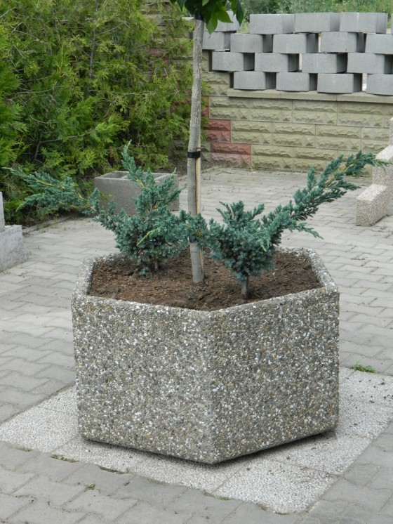 Prefabet Jardiniera hexagon gri - Jardiniere si ghivece decorative pentru curte gradina spatii comerciale parcuri si