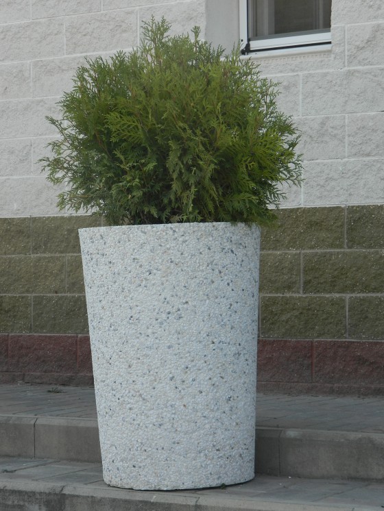 Prefabet Jardiniera din beton - Jardiniere si ghivece decorative pentru curte gradina spatii comerciale parcuri si