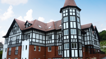 Hardie Panel Artic White Bryn-y-bia Heights Wales (Tudor effect) 3 Placi din fibrociment pentru fatade ventilate