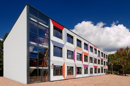 HIGH SCHOOL GLIENICKE, Germania METEON Placaje HPL pentru fatade si pereti interiori