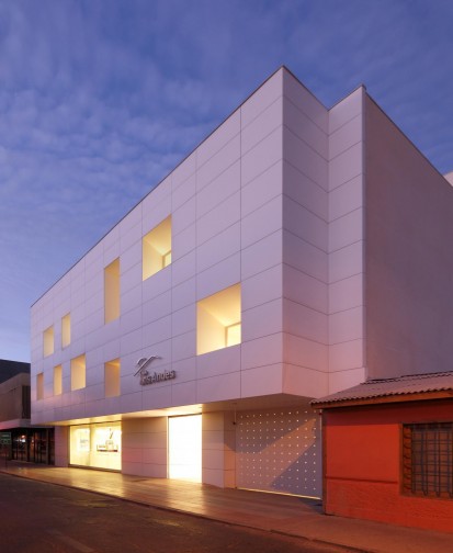 OFFICE BUILDING CAJA, Chile METEON Placaje HPL pentru fatade si pereti interiori