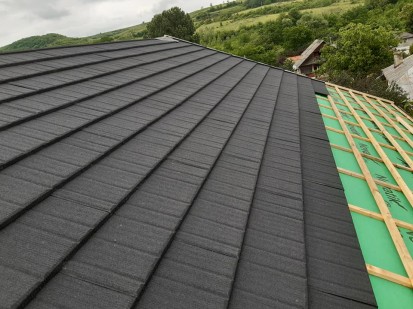 Tigle metalice cu acoperire de roca vulcanica - detaliu WOOD Tigle metalice cu acoperire de roca