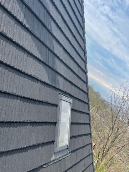 Tigle metalice cu acoperire de roca vulcanica - detaliu WOOD Tigle metalice cu acoperire de roca