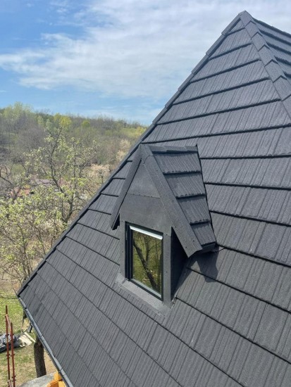 Tigle metalice cu acoperire de roca vulcanica - detaliu WOOD Tigle metalice cu acoperire de roca