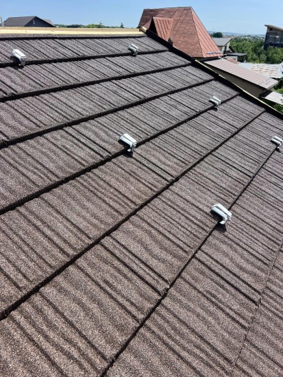 Tigle metalice cu acoperire de roca vulcanica - detaliu WOOD Tigle metalice cu acoperire de roca