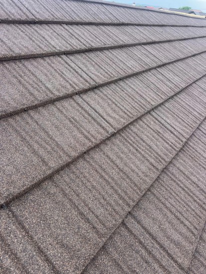 Tigle metalice cu acoperire de roca vulcanica - detaliu WOOD Tigle metalice cu acoperire de roca