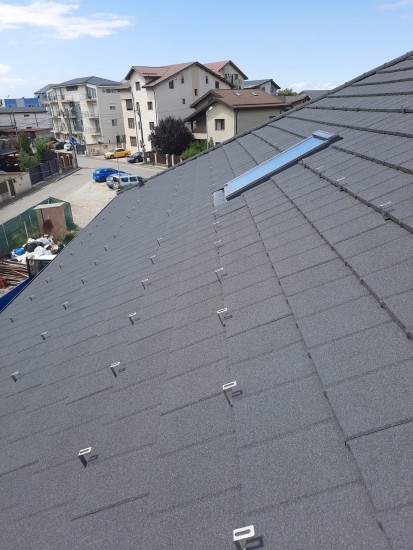 Acoperis Novatik NATURA SLATE - detaliu SLATE Tigle metalice cu acoperire de roca vulcanica