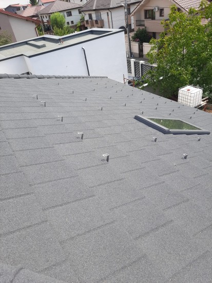 Acoperis Novatik NATURA SLATE  - detaliu SLATE Tigle metalice cu acoperire de roca vulcanica