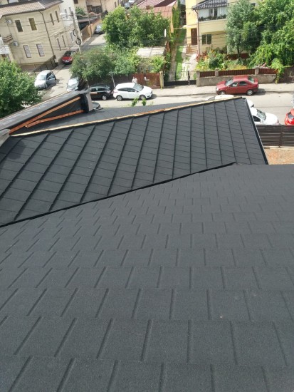 Acoperis Novatik NATURA SLATE  - detaliu SLATE Tigle metalice cu acoperire de roca vulcanica