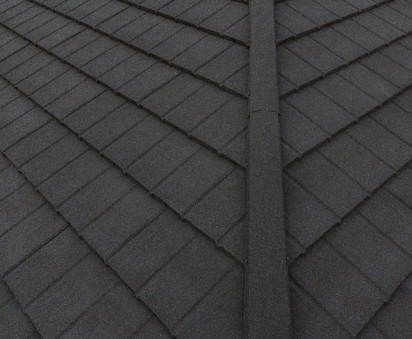Acoperis Novatik NATURA SLATE  - detaliu SLATE Tigle metalice cu acoperire de roca vulcanica