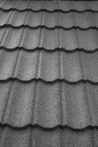 Acoperis Novatik NATURA CLASSIC - detaliu CLASSIC Tigle metalice cu acoperire de roca vulcanica