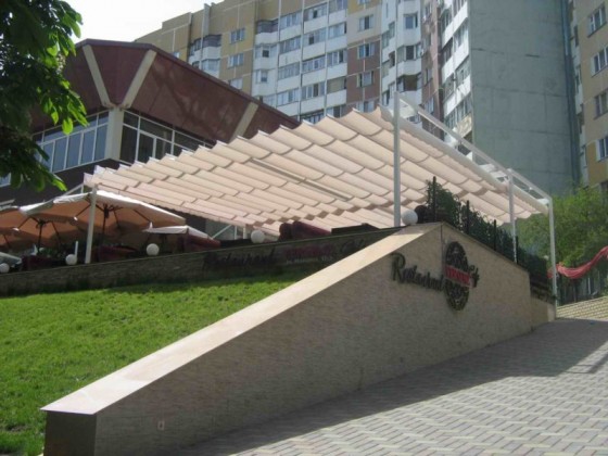 LLAZA Pergola Ellit Mino - exemplu de utilizare - Pergole solare pentru gradina curte sau terasa
