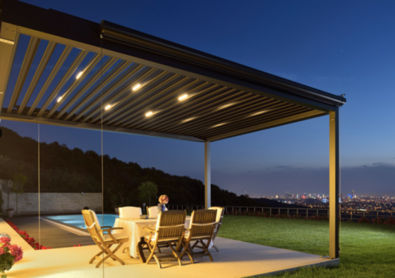 LLAZA Pergola PGT Sky Roof - exemplu de utilizare seara - Pergole solare pentru gradina curte