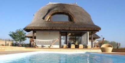 Casa cu piscina Delta DELTA Piscina rezidentiala din fibra de sticla