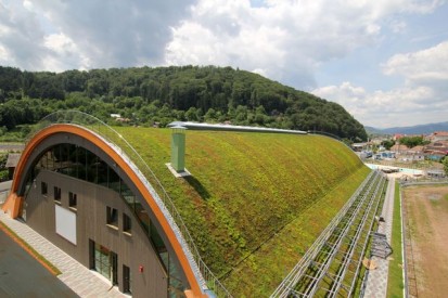 Centrul de Agrement Trotus cu acoperis verde ultrausor 20 Acoperis verde extensiv ultrausor Centrul de Agrement