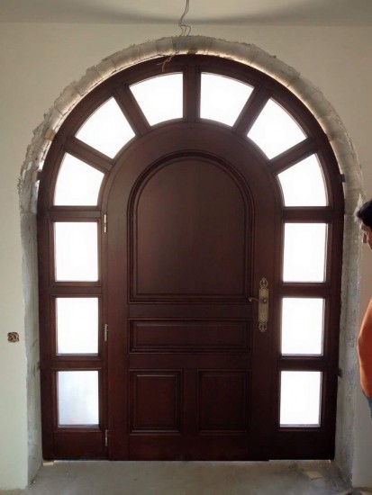 Detalii usa de exterior - culoare maro WOODEN DOORS INTERNATIONAL Usi din lemn stratificat pentru exterior