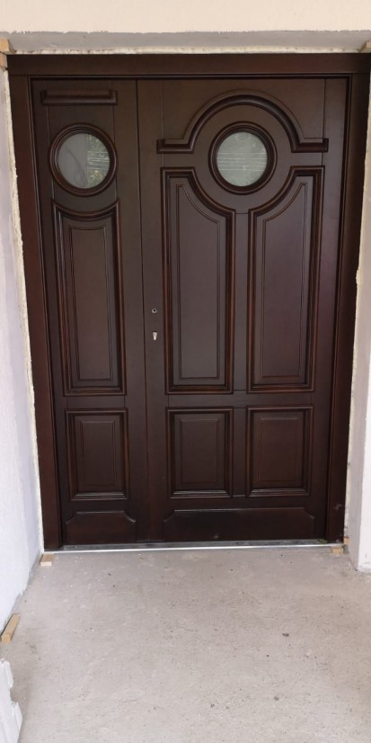 Usa din stratificat - maro WOODEN DOORS INTERNATIONAL Usi din lemn stratificat pentru exterior