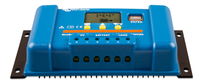 Regulator de incarcare solara BlueSolar PWM LCD USB 12-24V 5A (vedere din fata sub un unghi)