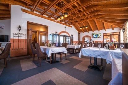 Sala pentru servit masa ai carei pereti sunt placati cu caramida aparenta Lucrari realizate cu caramida