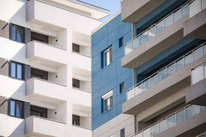 Vedere de aproape - placi de fibrociment vopsite la comanda - albastru Unique Pro Proiect rezidential