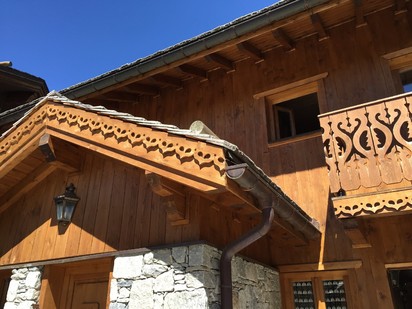 sarpanta aparenta Franta-Meribel,arhitectura Haute-Savoie Sarpante din lemn masiv si lemn stratificat 