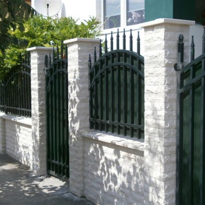 DECOR LIMESTONE Detaliu - gard placat cu piatra naturala - Piatra naturala pentru placari interioare exterioare
