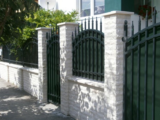 DECOR LIMESTONE Detaliu - gard placat cu piatra naturala - Piatra naturala pentru placari interioare exterioare