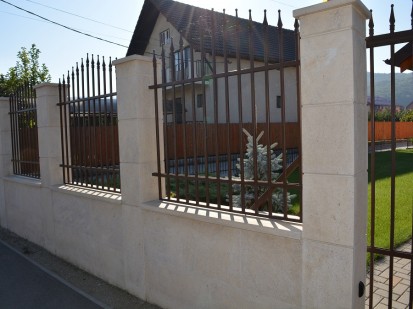 Exemplu de gard placat cu piatra naturala Vistea Transilvania Gold Piatra naturala pentru placari exterioare sau
