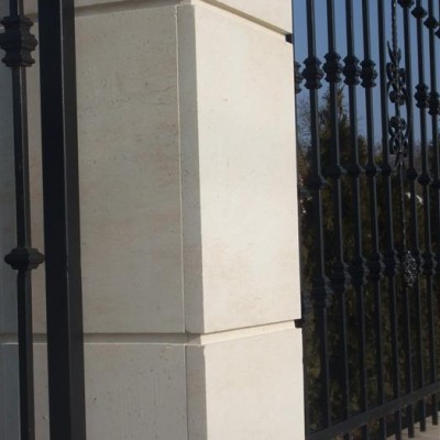DECOR LIMESTONE Gard placat cu piatra naturala - detaliu - Piatra naturala pentru placari interioare exterioare