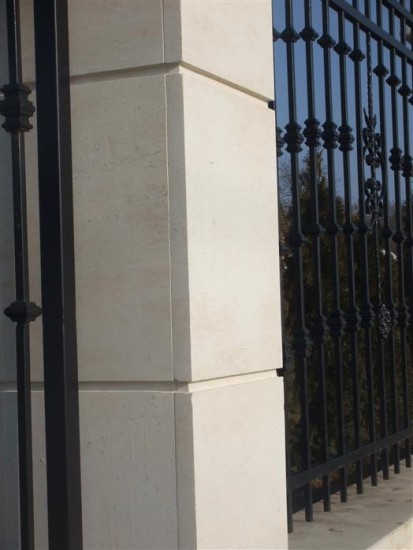 Gard placat cu piatra naturala - detaliu Vistea Transilvania Gold Piatra naturala pentru placari exterioare sau