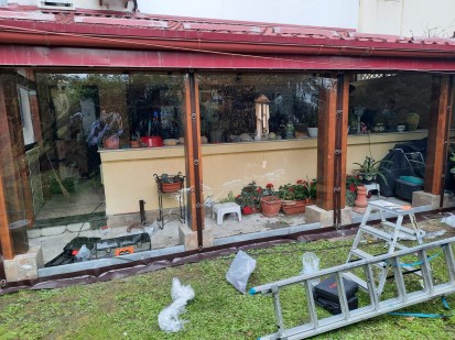 Inchidere cu folie transparenta - capse si bride Folie transparenta cu capse si bride
