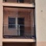 Detalii balcon inchis cu rulouri necasetate
