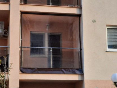Detalii balcon inchis cu rulouri necasetate Rulouri transparente necasetate