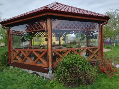 Vedere de aporape foisor inchis cu rulouri necasetate Rulouri transparente necasetate