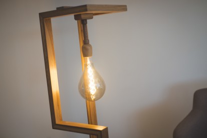 Detaliu lampa aprinsa LVS 4 Lampa cu bec vintage