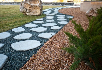 Exemplu de utilizare a pasilor din piatra naturala Antique Kavalas Pasi din piatra naturala