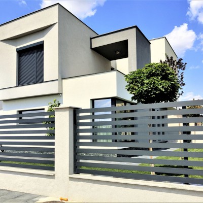 ALUMGATES Casa cu gard din aluminiu - Porti si garduri din aluminiu pentru amenajari de exterior