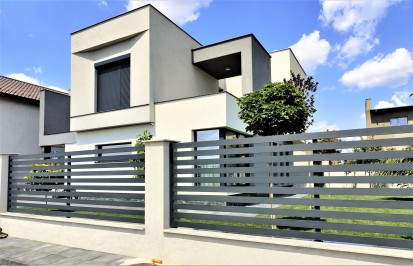 Casa cu gard din aluminiu CRONOS Poarta din aluminiu