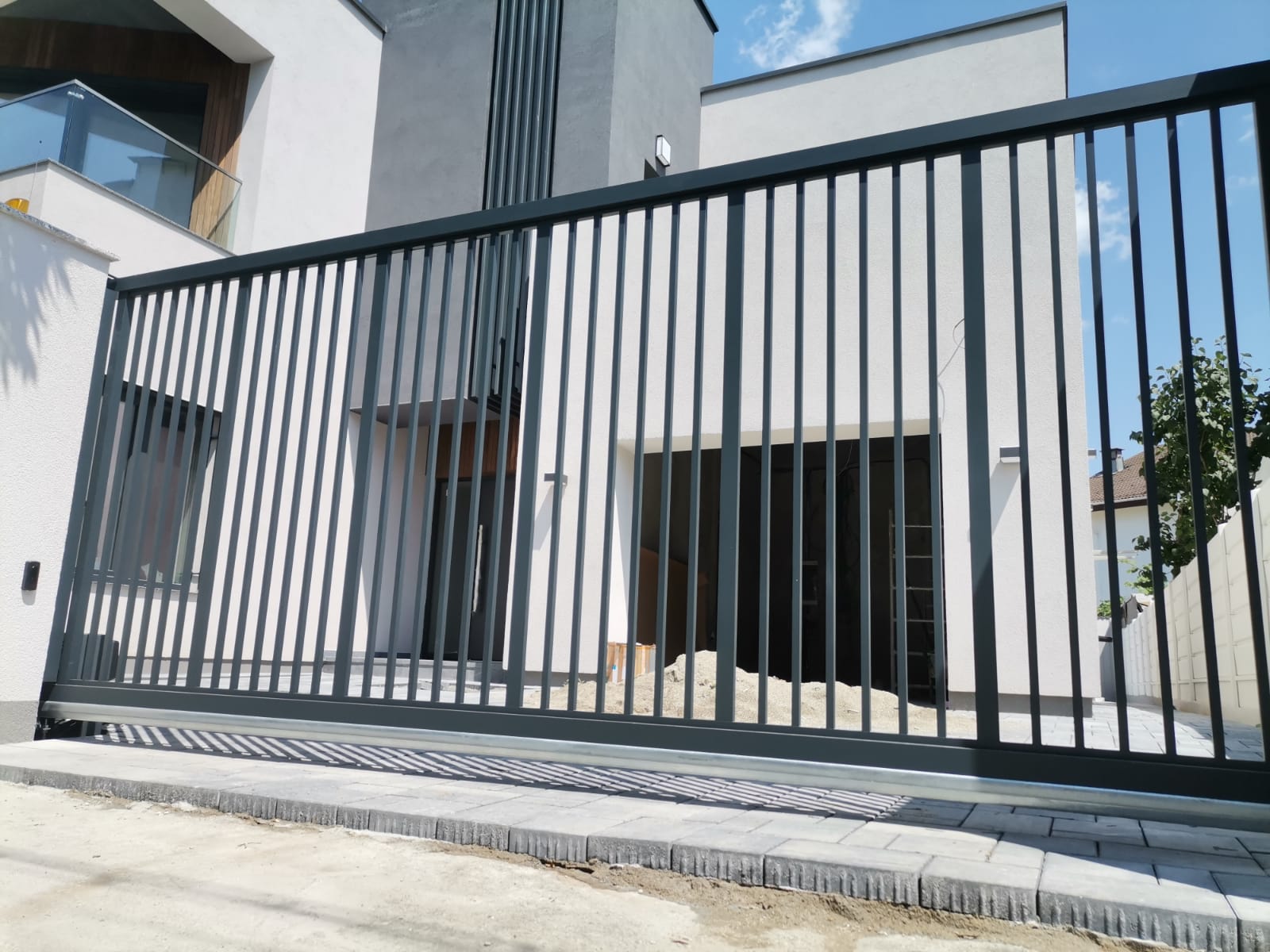 ALUMGATES Detalii gard aluminiu - Porti si garduri din aluminiu pentru amenajari de exterior ALUMGATES