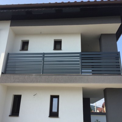 ALUMGATES Balustrada din aluminiu la o vila - Balustrade din aluminiu pentru trepte scari terase balcon