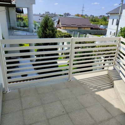 ALUMGATES Balcon cu balustrade din aluminiu - Balustrade din aluminiu pentru trepte, scari, terase, balcon ALUMGATES