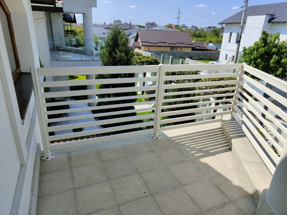 ALUMGATES Balcon cu balustrade din aluminiu - Balustrade din aluminiu pentru trepte, scari, terase, balcon ALUMGATES