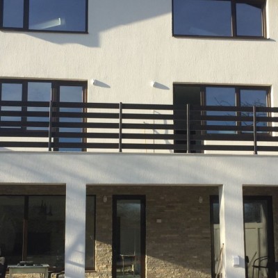 ALUMGATES Vila cu balustrade din aluminiu - Balustrade din aluminiu pentru trepte, scari, terase, balcon ALUMGATES